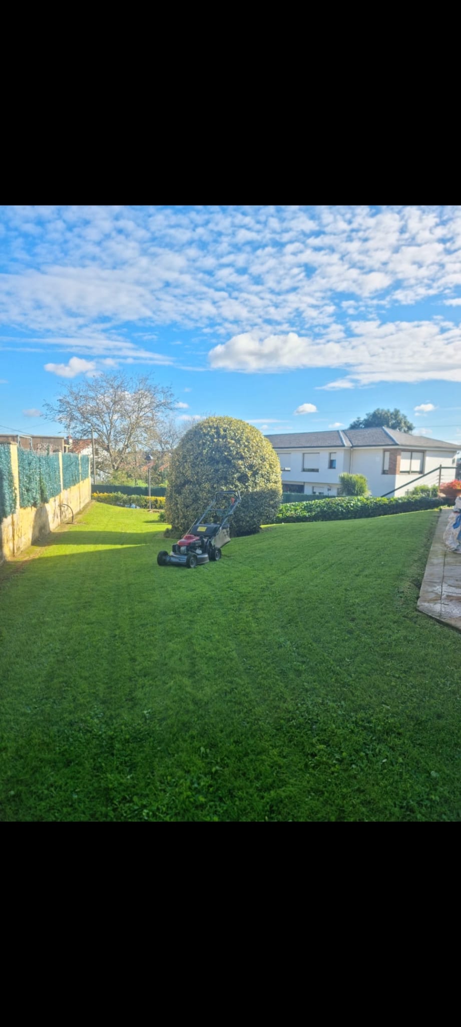 Jardín con césped en Cantabria